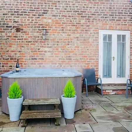 Barn Near With Hot Tub Holiday home York